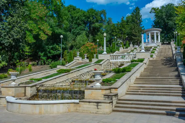 Moldova 'nın Chisinau kentindeki Valea Morilor parkında şelale merdivenleri.