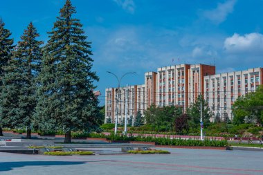 Tiraspol, Moldova 'daki Transnistria Hükümeti önünde Lenin heykeli