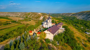 Moldova 'daki Orheiul Vechi Kilisesi' nin günbatımı manzarası