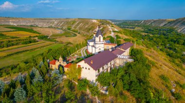 Moldova 'daki Orheiul Vechi Kilisesi' nin günbatımı manzarası