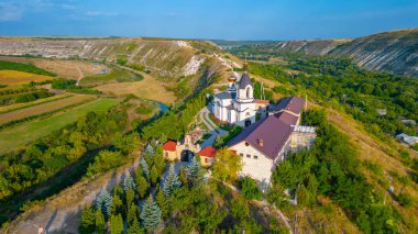 Moldova 'daki Orheiul Vechi Kilisesi' nin günbatımı manzarası
