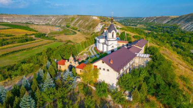 Moldova 'daki Orheiul Vechi Kilisesi' nin günbatımı manzarası