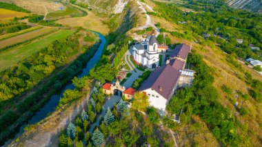 Moldova 'daki Orheiul Vechi Kilisesi' nin günbatımı manzarası