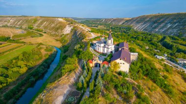 Moldova 'daki Orheiul Vechi Kilisesi' nin günbatımı manzarası