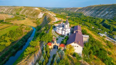 Moldova 'daki Orheiul Vechi Kilisesi' nin günbatımı manzarası