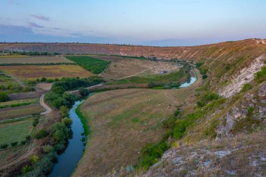 Moldova 'daki Orheiul Vechi Milli Parkı' nın gün batımı manzarası