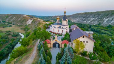 Moldova 'daki Orheiul Vechi Kilisesi' nin günbatımı manzarası