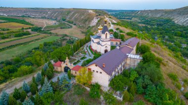 Moldova 'daki Orheiul Vechi Kilisesi' nin günbatımı manzarası