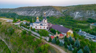 Moldova 'daki Orheiul Vechi Kilisesi' nin günbatımı manzarası