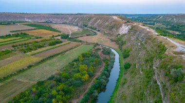 Moldova 'daki Orheiul Vechi Milli Parkı' nın gün batımı manzarası