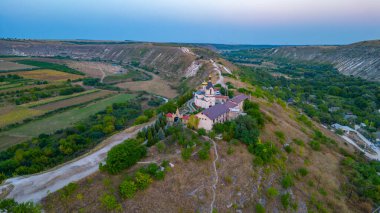Moldova 'daki Orheiul Vechi Kilisesi' nin günbatımı manzarası