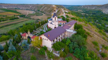 Moldova 'daki Orheiul Vechi Kilisesi' nin günbatımı manzarası