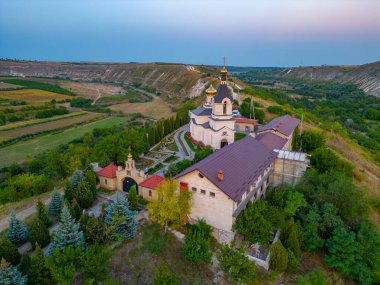 Moldova 'daki Orheiul Vechi Kilisesi' nin günbatımı manzarası