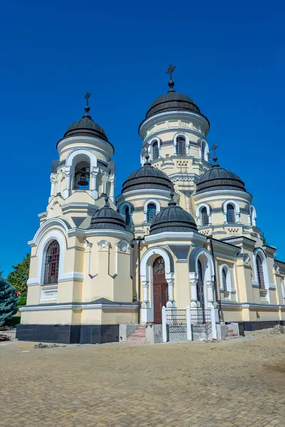 Moldova 'daki Capriana manastırında yaz günü