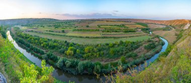 Moldova 'daki Orheiul Vechi Milli Parkı' nın gün batımı manzarası