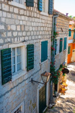 Karadağ 'ın Herceg Novi kentindeki Dar Sokak