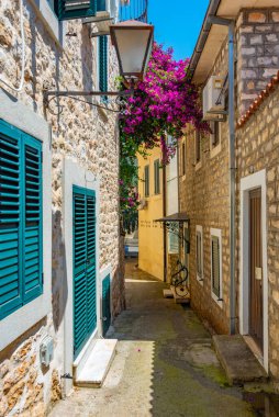 Karadağ 'ın Herceg Novi kentindeki Dar Sokak