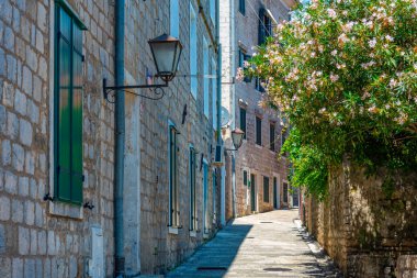 Karadağ 'ın Herceg Novi kentindeki Dar Sokak