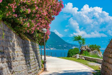 Karadağ 'ın Herceg Novi kentinde deniz kenarında gezinti