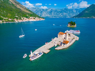 Skrpjela Leydisinin Kilisesi ve Karadağ 'da Perast yakınlarındaki Aziz George Katolik Manastırı' nın havadan görünüşü