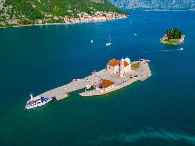 Skrpjela Leydisinin Kilisesi ve Karadağ 'da Perast yakınlarındaki Aziz George Katolik Manastırı' nın havadan görünüşü