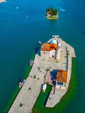 Skrpjela Leydisinin Kilisesi ve Karadağ 'da Perast yakınlarındaki Aziz George Katolik Manastırı' nın havadan görünüşü