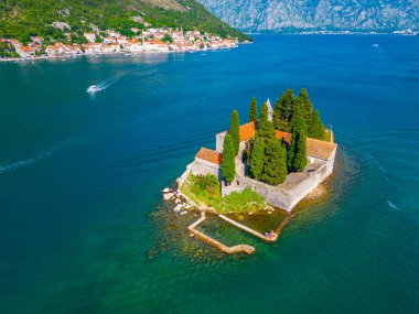Karadağ 'da Perast yakınlarındaki Aziz George Katolik Manastırı' nın hava manzarası