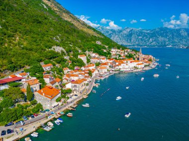 Karadağ 'da Perast' in havadan görünüşü