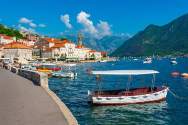 Karadağ 'ın Boka Kotorska körfezinde yer alan Perast kasabası