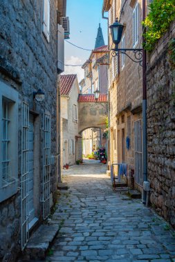 Karadağ 'ın Perast kentindeki Dar Sokak