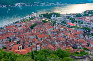 Karadağ 'da Kotor' un günbatımı görünümü