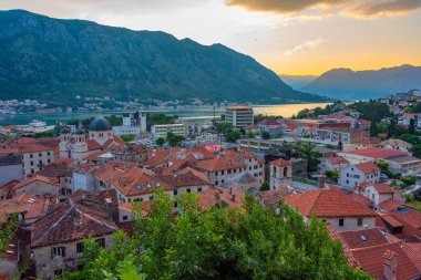 Karadağ 'da Kotor' un günbatımı görünümü