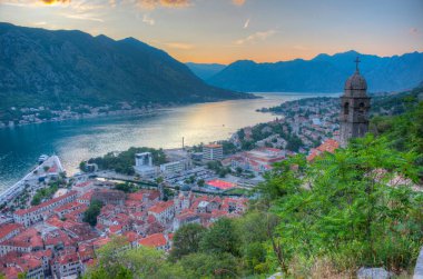 Karadağ 'da Kotor' un günbatımı görünümü