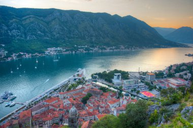 Karadağ 'da Kotor' un günbatımı görünümü