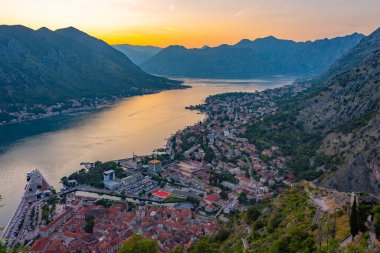Karadağ 'da Kotor' un günbatımı görünümü