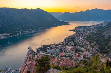 Karadağ 'da Kotor' un günbatımı görünümü