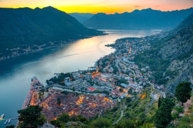 Karadağ 'da Kotor' un günbatımı görünümü