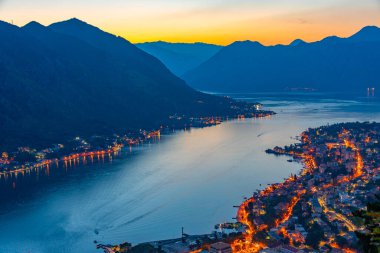 Karadağ 'da Kotor' un günbatımı görünümü