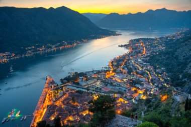 Karadağ 'da Kotor' un günbatımı görünümü