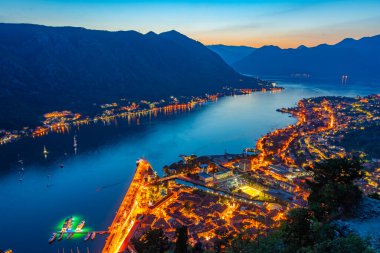 Karadağ 'da Kotor' un günbatımı görünümü