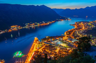 Karadağ 'da Kotor' un günbatımı görünümü