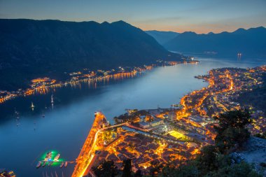 Karadağ 'da Kotor' un günbatımı görünümü