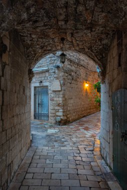 Eski şehir Kotor 'da dar bir sokak, monthe gro.