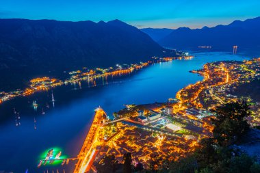 Karadağ 'da Kotor' un günbatımı görünümü