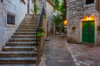 Eski şehir Kotor 'da dar bir sokak, monthe gro.