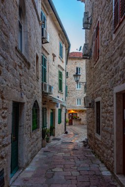 Eski şehir Kotor 'da dar bir sokak, monthe gro.