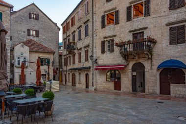 Karadağ 'ın eski Kotor kentindeki restoranlar