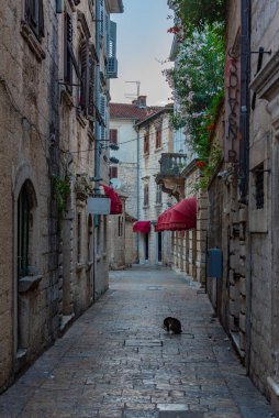 Eski şehir Kotor 'da dar bir sokak, monthe gro.