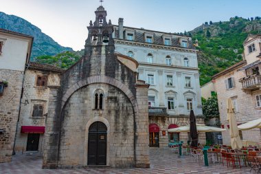 Karadağ 'ın Kotor kentindeki Saint Luke meydanının gün batımı manzarası