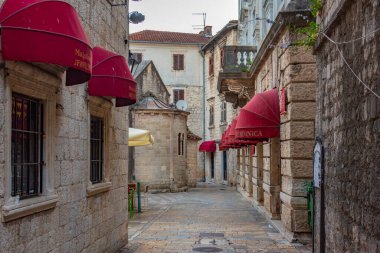 Eski şehir Kotor 'da dar bir sokak, monthe gro.